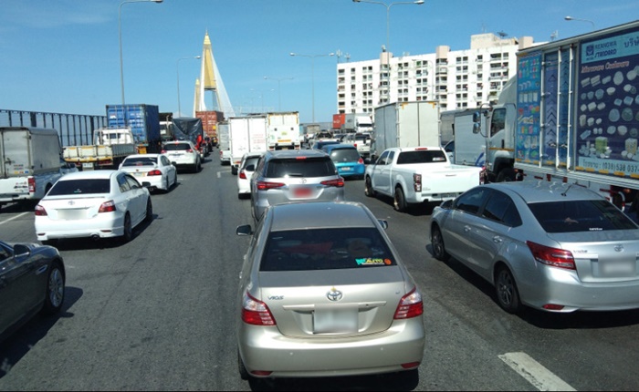 ตู้คอนเทนเนอร์ร่วงขวางกลางทางด่วน ตู้คอนเทนเนอร์ร่วงขวางกลางทางด่วน