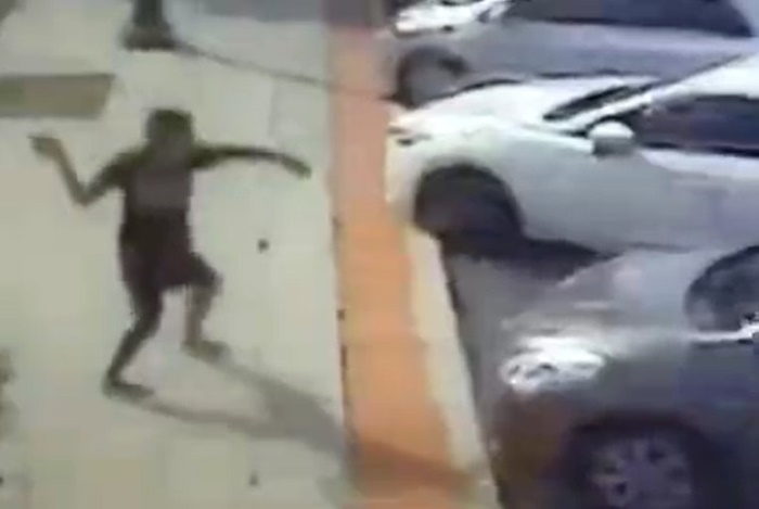 ปาหินใส่ ปาหินใส่