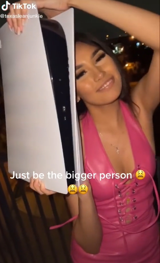 โยนเครื่องเล่น PS5 แฟนหนุ่มทิ้งระเบียง โยนเครื่องเล่น PS5 แฟนหนุ่มทิ้งระเบียง