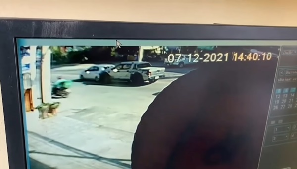 เก๋งหัวร้อนสวมวิญญาณเกียร์ R ถอยหลังชนกระบะ เก๋งหัวร้อนสวมวิญญาณเกียร์ R ถอยหลังชนกระบะ