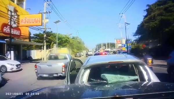 เก๋งหัวร้อนสวมวิญญาณเกียร์ R ถอยหลังชนกระบะ เก๋งหัวร้อนสวมวิญญาณเกียร์ R ถอยหลังชนกระบะ