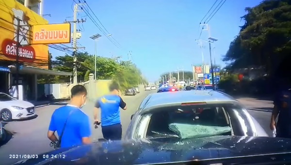 เก๋งหัวร้อนสวมวิญญาณเกียร์ R ถอยหลังชนกระบะ เก๋งหัวร้อนสวมวิญญาณเกียร์ R ถอยหลังชนกระบะ