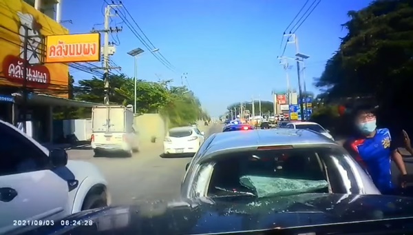 เก๋งหัวร้อนสวมวิญญาณเกียร์ R ถอยหลังชนกระบะ เก๋งหัวร้อนสวมวิญญาณเกียร์ R ถอยหลังชนกระบะ