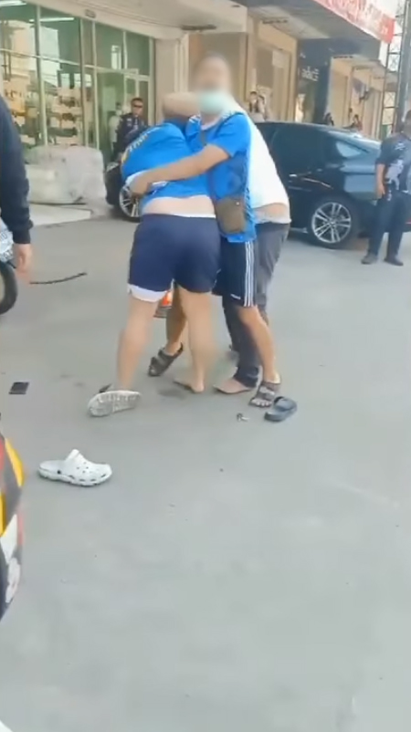 เก๋งหัวร้อนสวมวิญญาณเกียร์ R ถอยหลังชนกระบะ เก๋งหัวร้อนสวมวิญญาณเกียร์ R ถอยหลังชนกระบะ