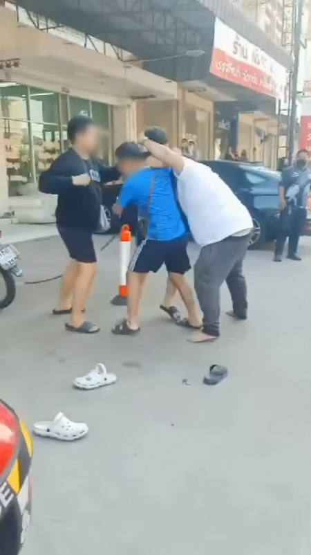 เก๋งหัวร้อนสวมวิญญาณเกียร์ R ถอยหลังชนกระบะ เก๋งหัวร้อนสวมวิญญาณเกียร์ R ถอยหลังชนกระบะ