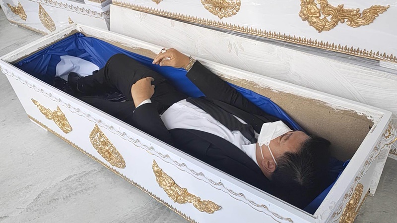 สิระ เล่นใหญ่ นอนโลงประท้วง ! สิระ เล่นใหญ่ นอนโลงประท้วง !