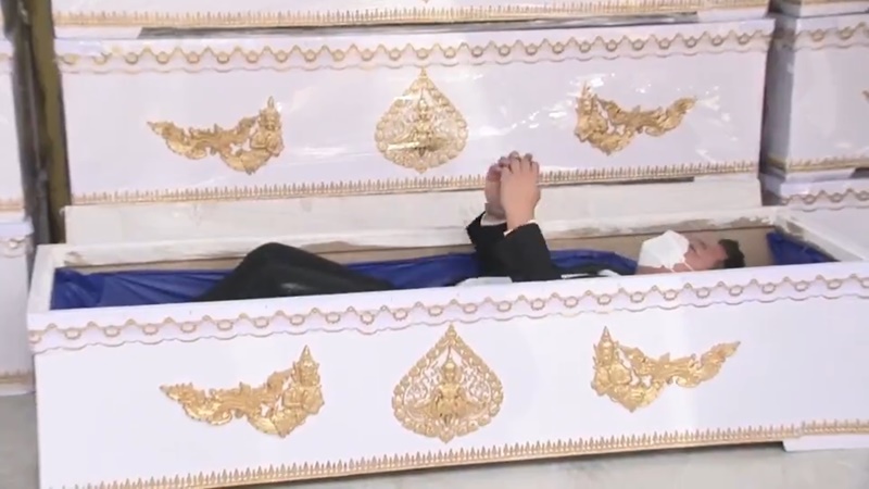 สิระ เล่นใหญ่ นอนโลงประท้วง ! สิระ เล่นใหญ่ นอนโลงประท้วง !