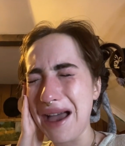 Airpods กลืนเข้าท้องตัวเอง Airpods กลืนเข้าท้องตัวเอง