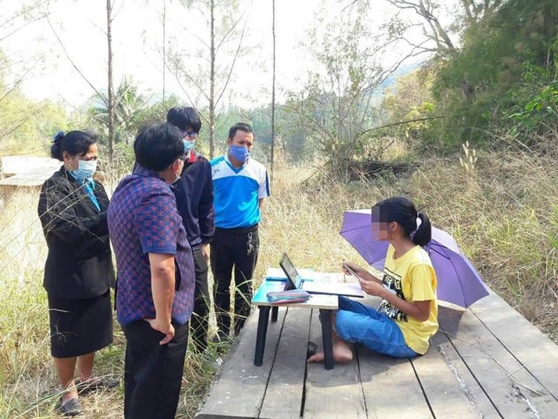 เด็กเรียนออนไลน์กลางแจ้ง เด็กเรียนออนไลน์กลางแจ้ง