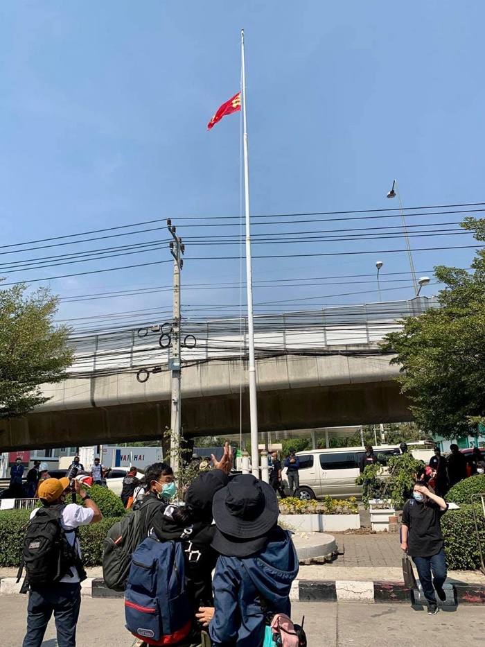 ดราม่า ปลดธงชาติ ชักธงแดง 112 ดราม่า ปลดธงชาติ ชักธงแดง 112