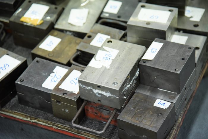 ทลายโรงงานซิลิโคนเถื่อน ทลายโรงงานซิลิโคนเถื่อน