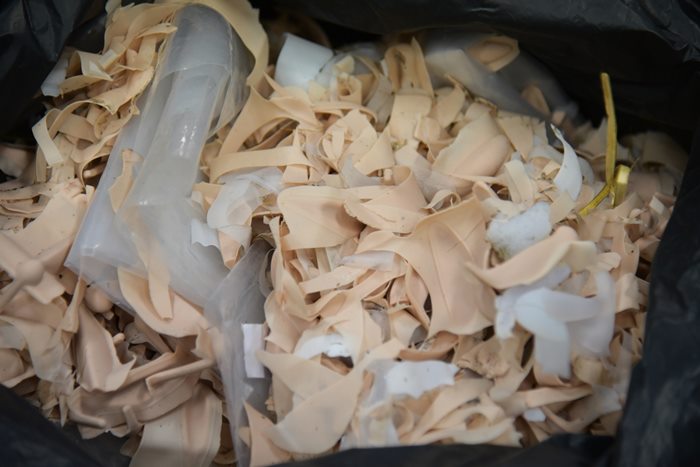 ทลายโรงงานซิลิโคนเถื่อน ทลายโรงงานซิลิโคนเถื่อน