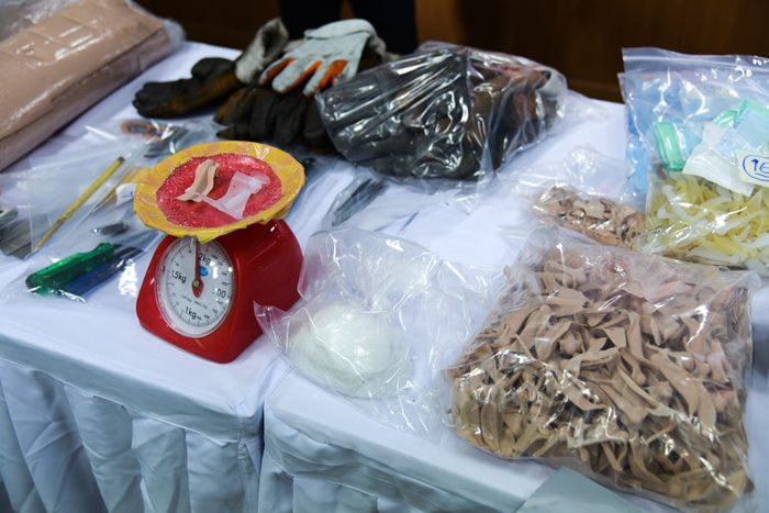 ทลายโรงงานซิลิโคนเถื่อน ทลายโรงงานซิลิโคนเถื่อน