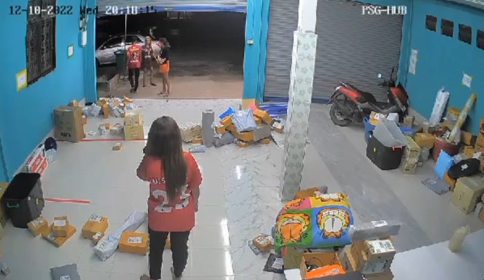 รุมตบหัวหน้า รุมตบหัวหน้า