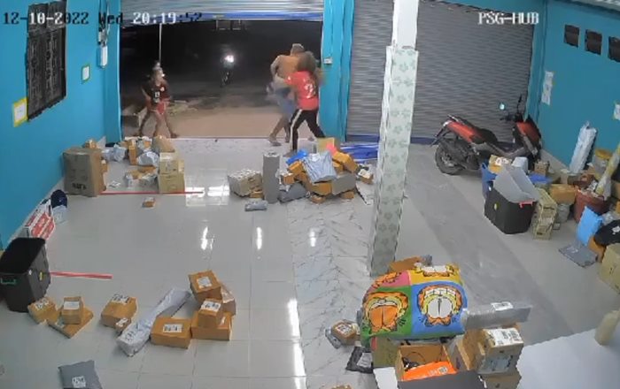 รุมตบหัวหน้า รุมตบหัวหน้า