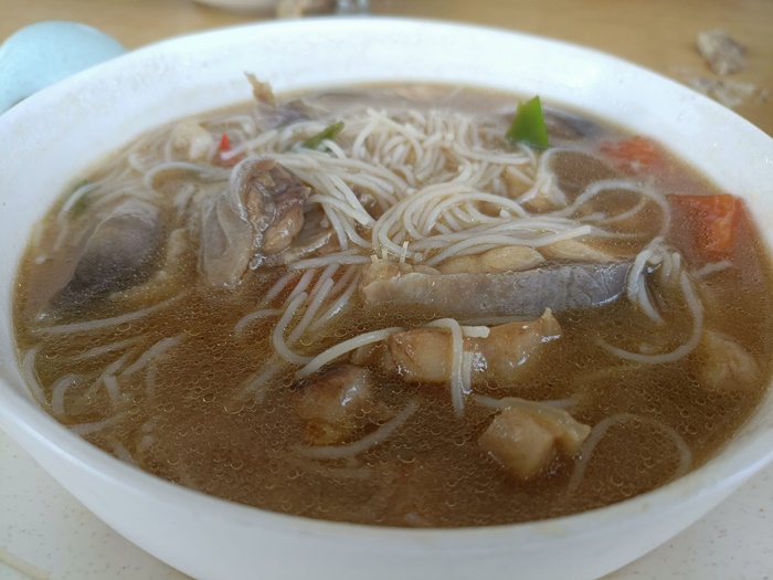 สาวสั่งก๋วยเตี๋ยวกินในร้านกาแฟ สาวสั่งก๋วยเตี๋ยวกินในร้านกาแฟ