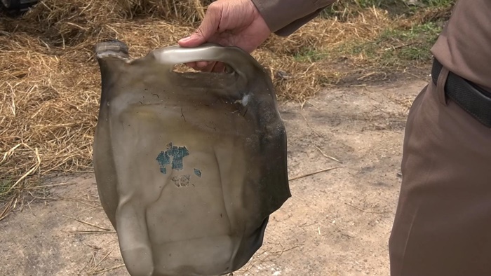 เผาบ้านตัวเอง เผาบ้านตัวเอง