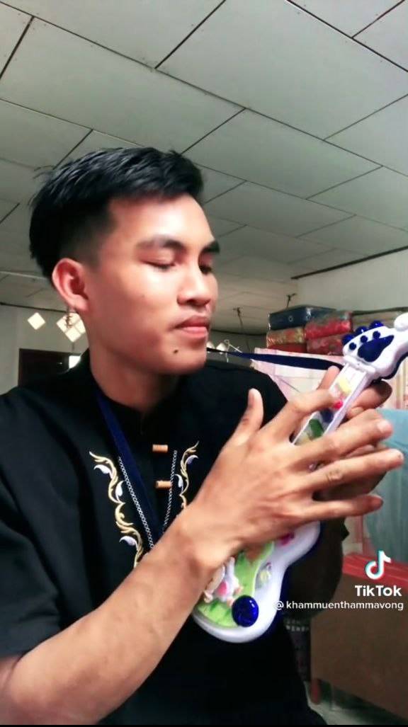 เล่นเพลงโบว์รักสีดำ เล่นเพลงโบว์รักสีดำ