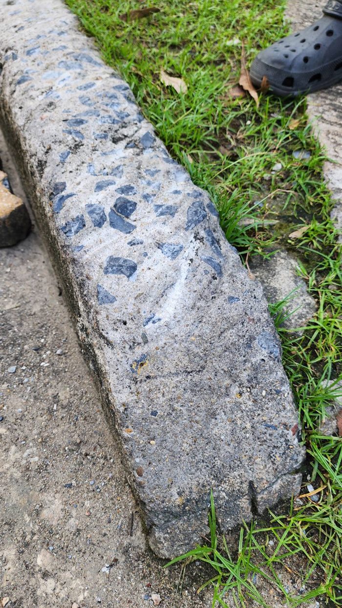 ชนฟุตปาธถลอกนิดเดียว ชนฟุตปาธถลอกนิดเดียว