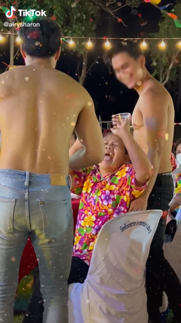 คลิปคุณป้าในงานเลี้ยง คลิปคุณป้าในงานเลี้ยง