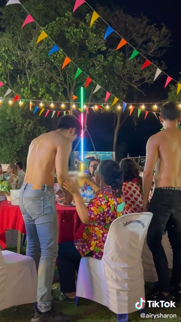 คลิปคุณป้าในงานเลี้ยง คลิปคุณป้าในงานเลี้ยง