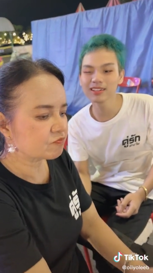 แบบนี้สนิทเกินไปมั้ย ? แบบนี้สนิทเกินไปมั้ย ?