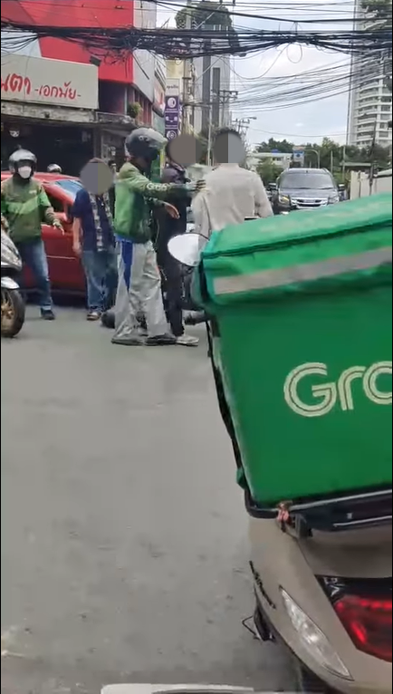 หนุ่มฉุน โดนรถเฉี่ยว หนุ่มฉุน โดนรถเฉี่ยว