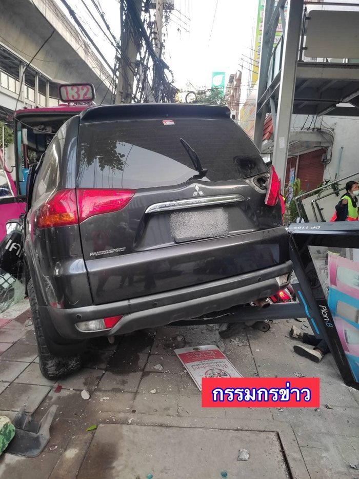 ปาเจโร่ ฟาดรถเมล์ ปาเจโร่ ฟาดรถเมล์