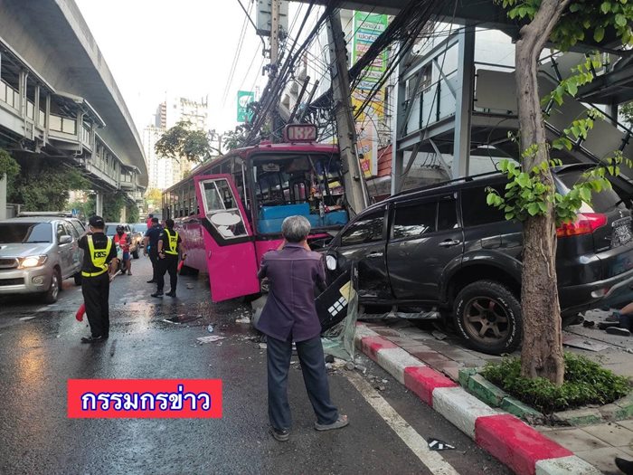 ปาเจโร่ ฟาดรถเมล์ ปาเจโร่ ฟาดรถเมล์