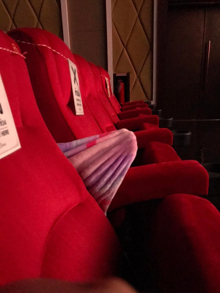 อะไรน่ะ...โผล่มาจากเก้าอี้ อะไรน่ะ...โผล่มาจากเก้าอี้