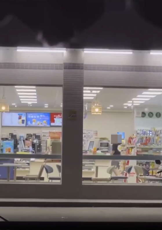 กินบวบกันกลางร้าน กินบวบกันกลางร้าน