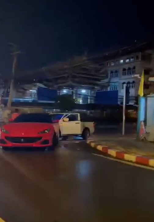 กระบะชนท้ายเฟอร์รารี่ กระบะชนท้ายเฟอร์รารี่