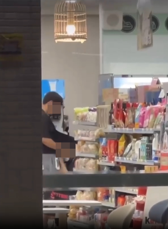 กินบวบกันกลางร้าน กินบวบกันกลางร้าน