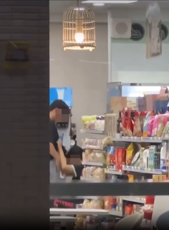 กินบวบกันกลางร้าน กินบวบกันกลางร้าน