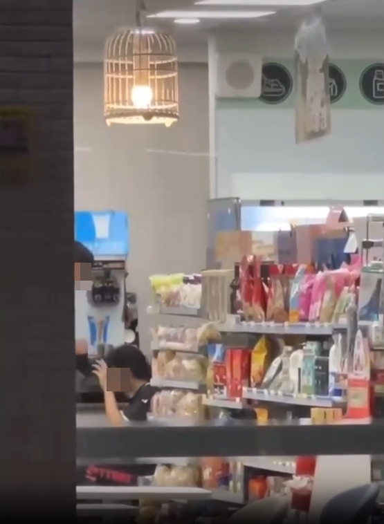 กินบวบกันกลางร้าน กินบวบกันกลางร้าน