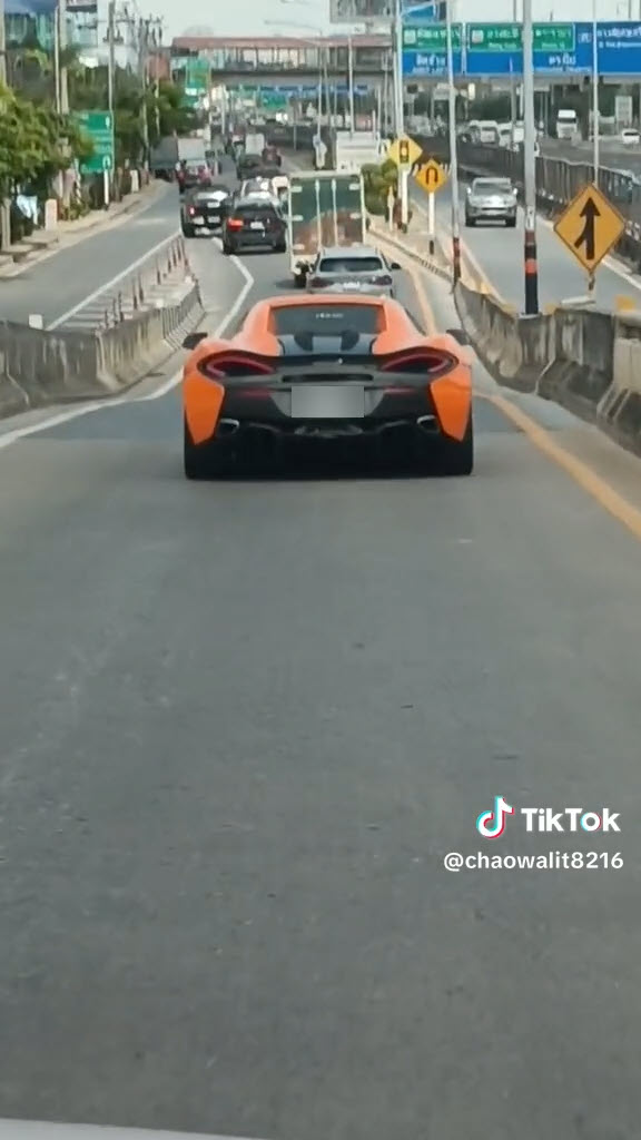 ขับรถลงสะพาน ขับรถลงสะพาน