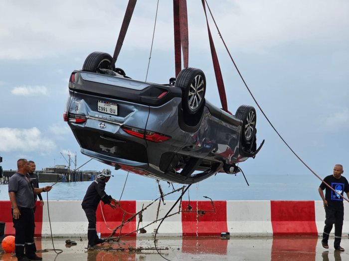 ขับรถตกทะเลสัตหีบ ขับรถตกทะเลสัตหีบ