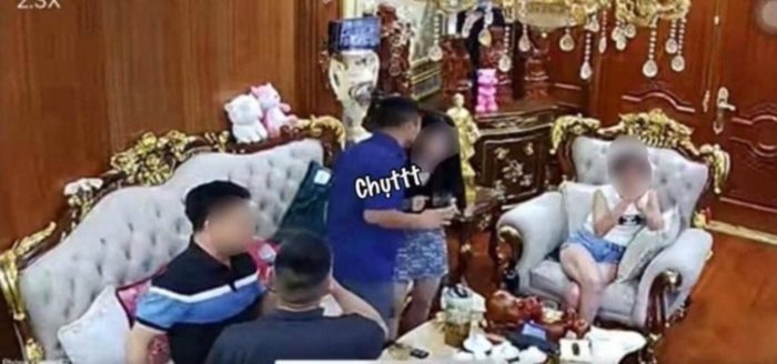 ไม่ห่วงลูกไม่พอ ยังพาชู้ขึ้นไปถึงห้องนอน ไม่ห่วงลูกไม่พอ ยังพาชู้ขึ้นไปถึงห้องนอน