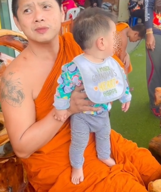 เด็กน่ารักกำพร้าพ่อแม่ เด็กน่ารักกำพร้าพ่อแม่