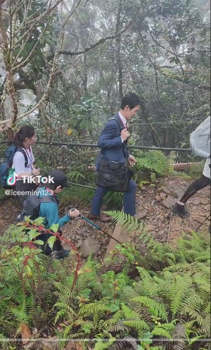 คนญี่ปุ่น ใส่สูทปีนเขา คนญี่ปุ่น ใส่สูทปีนเขา