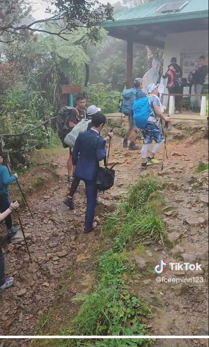 คนญี่ปุ่น ใส่สูทปีนเขา คนญี่ปุ่น ใส่สูทปีนเขา