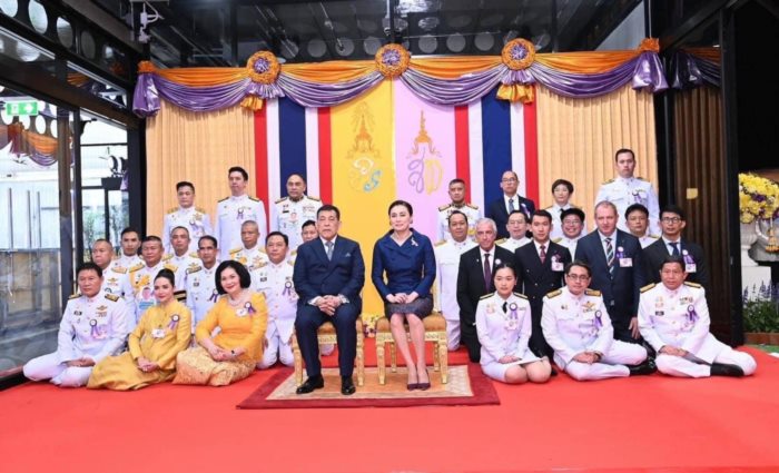 พระราชินี ทรงลงแข่งฮอกกี้น้ำแข็ง พระราชินี ทรงลงแข่งฮอกกี้น้ำแข็ง