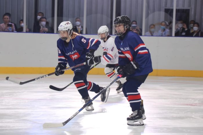 พระราชินี ทรงลงแข่งฮอกกี้น้ำแข็ง พระราชินี ทรงลงแข่งฮอกกี้น้ำแข็ง