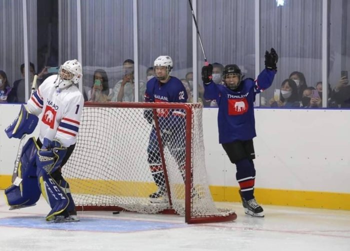 พระราชินี ทรงลงแข่งฮอกกี้น้ำแข็ง พระราชินี ทรงลงแข่งฮอกกี้น้ำแข็ง