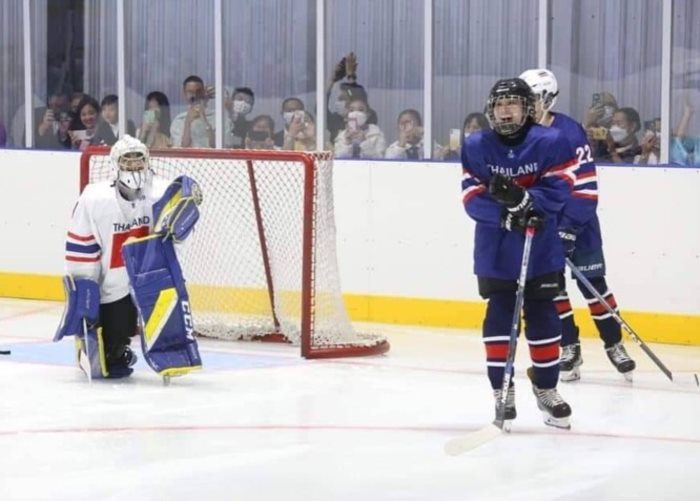 พระราชินี ทรงลงแข่งฮอกกี้น้ำแข็ง พระราชินี ทรงลงแข่งฮอกกี้น้ำแข็ง