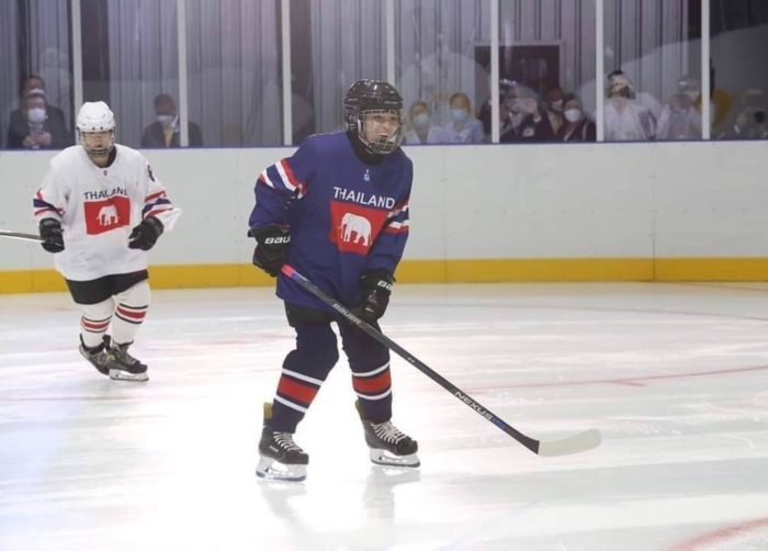 พระราชินี ทรงลงแข่งฮอกกี้น้ำแข็ง พระราชินี ทรงลงแข่งฮอกกี้น้ำแข็ง