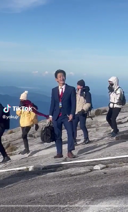 คนญี่ปุ่น ใส่สูทปีนเขา คนญี่ปุ่น ใส่สูทปีนเขา