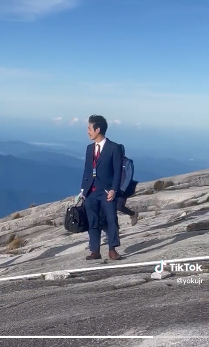 คนญี่ปุ่น ใส่สูทปีนเขา คนญี่ปุ่น ใส่สูทปีนเขา