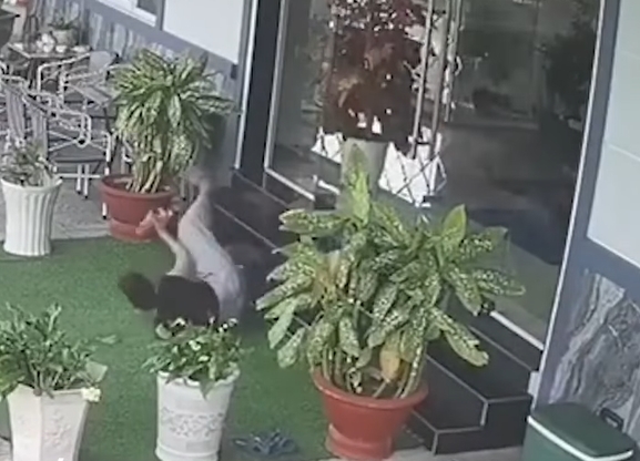 สาวลื่นล้ม กลิ้งตกบันได สาวลื่นล้ม กลิ้งตกบันได