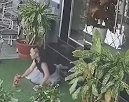 สาวลื่นล้ม กลิ้งตกบันได สาวลื่นล้ม กลิ้งตกบันได